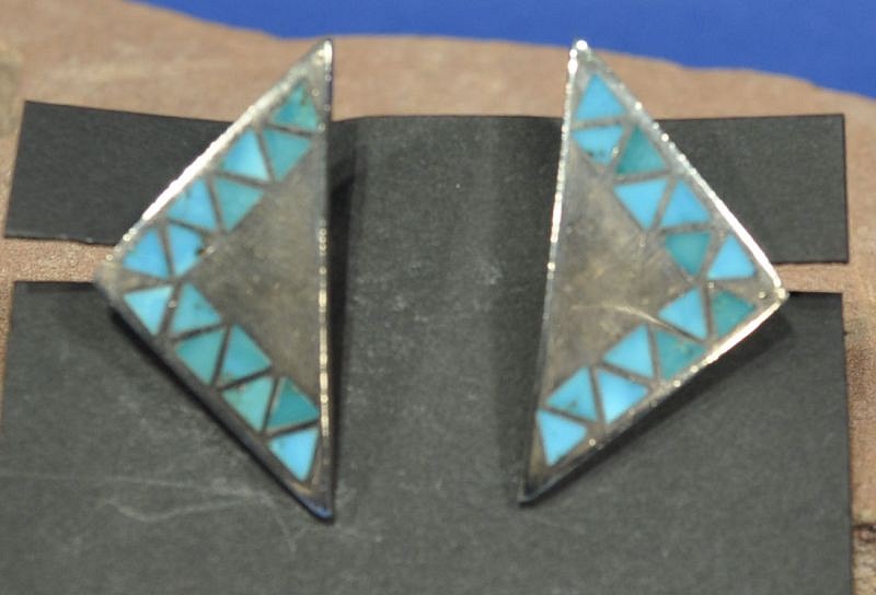 07 - Jewelry-Old, Zuni Cufflinks: Triangular Form, Turquoise (1 5/8")
c. 1970, Sterling silver with inlaid stones
